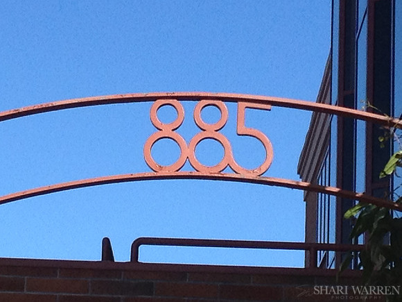 885